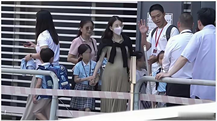 郭富城老婆方媛被拍到亲自送两个女儿到学校，她挺着八个月大的三胎孕肚，身形臃肿了好