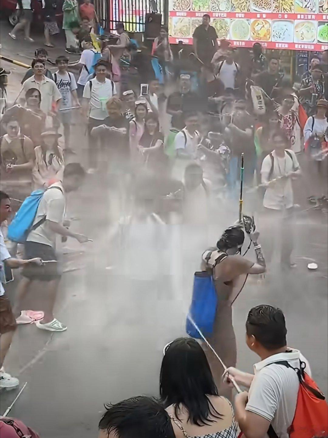 脱口秀演员被高压水枪滋隐私部位 当地是不是不舍得取消这种所谓的泼水节活动？取消了