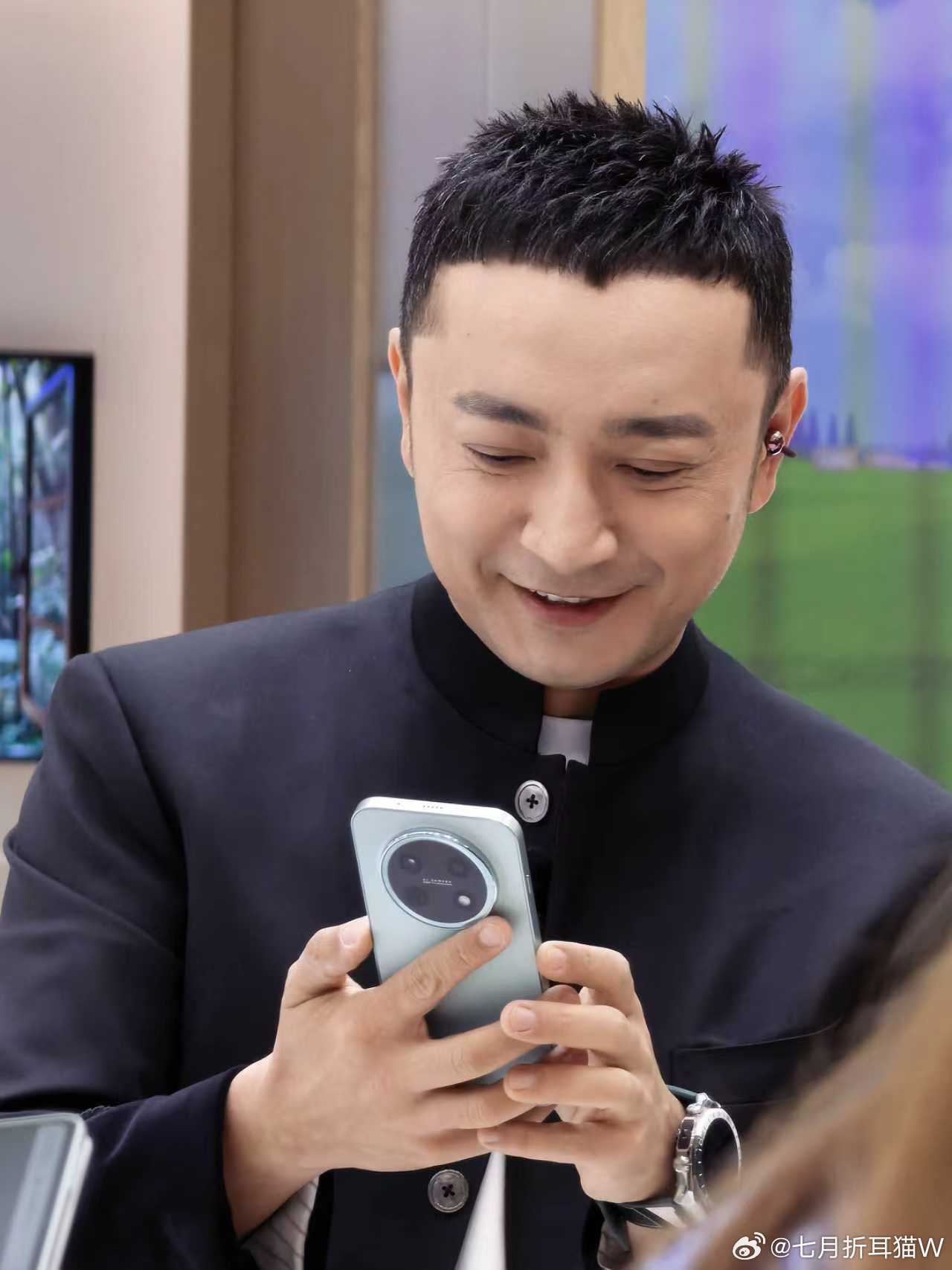 余承东官宣华为畅享90系列华为畅享全系搭载麒麟芯鸿蒙6余总这波操作：AWE直播聊