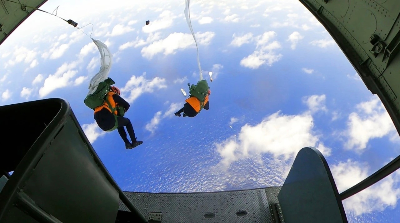 南部战区海军航空救生员伞训画面 