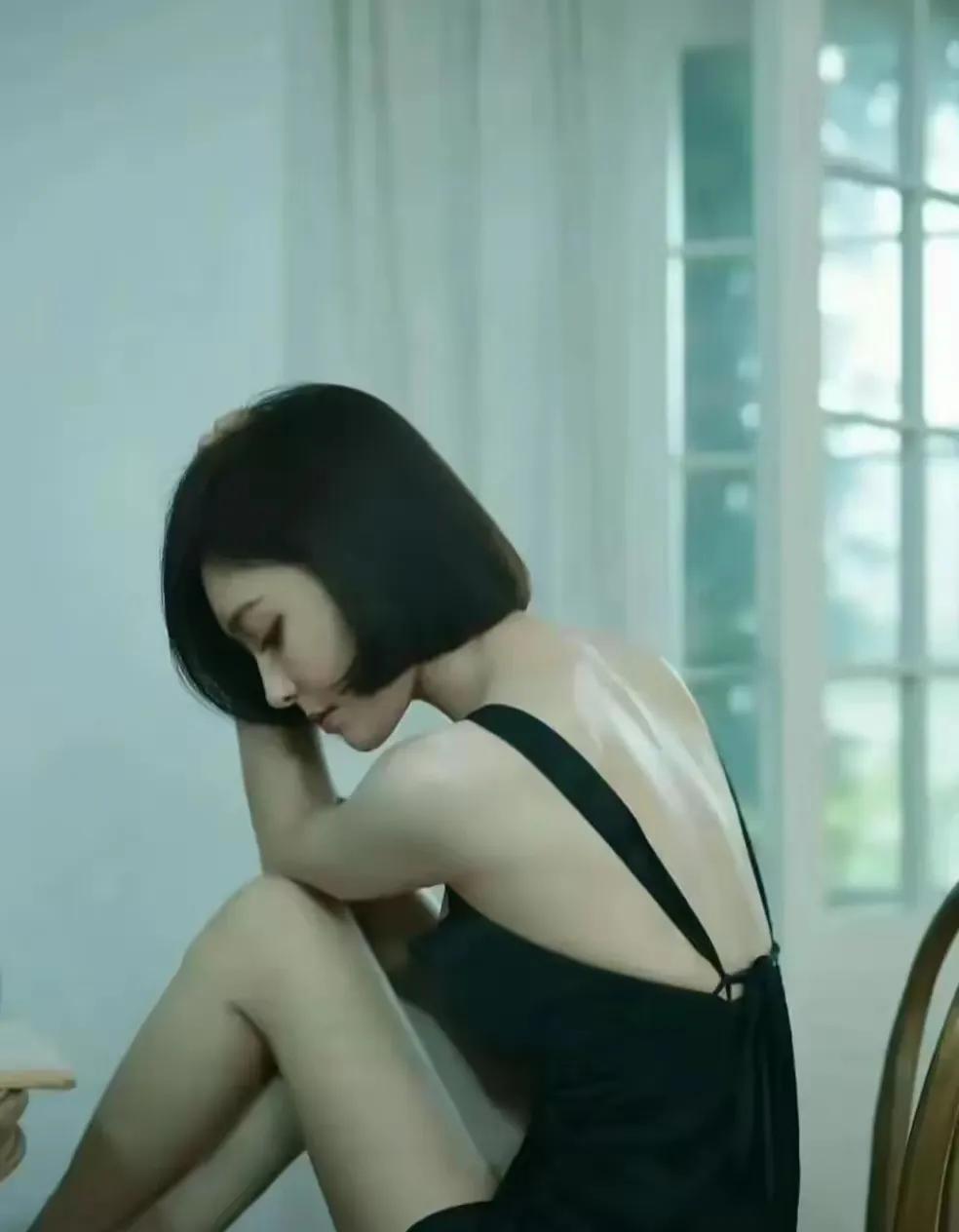 宝子们，45岁的秦岚那身材，简直就是绝呀！也难怪能拿捏小10岁的魏大勋。一袭修身