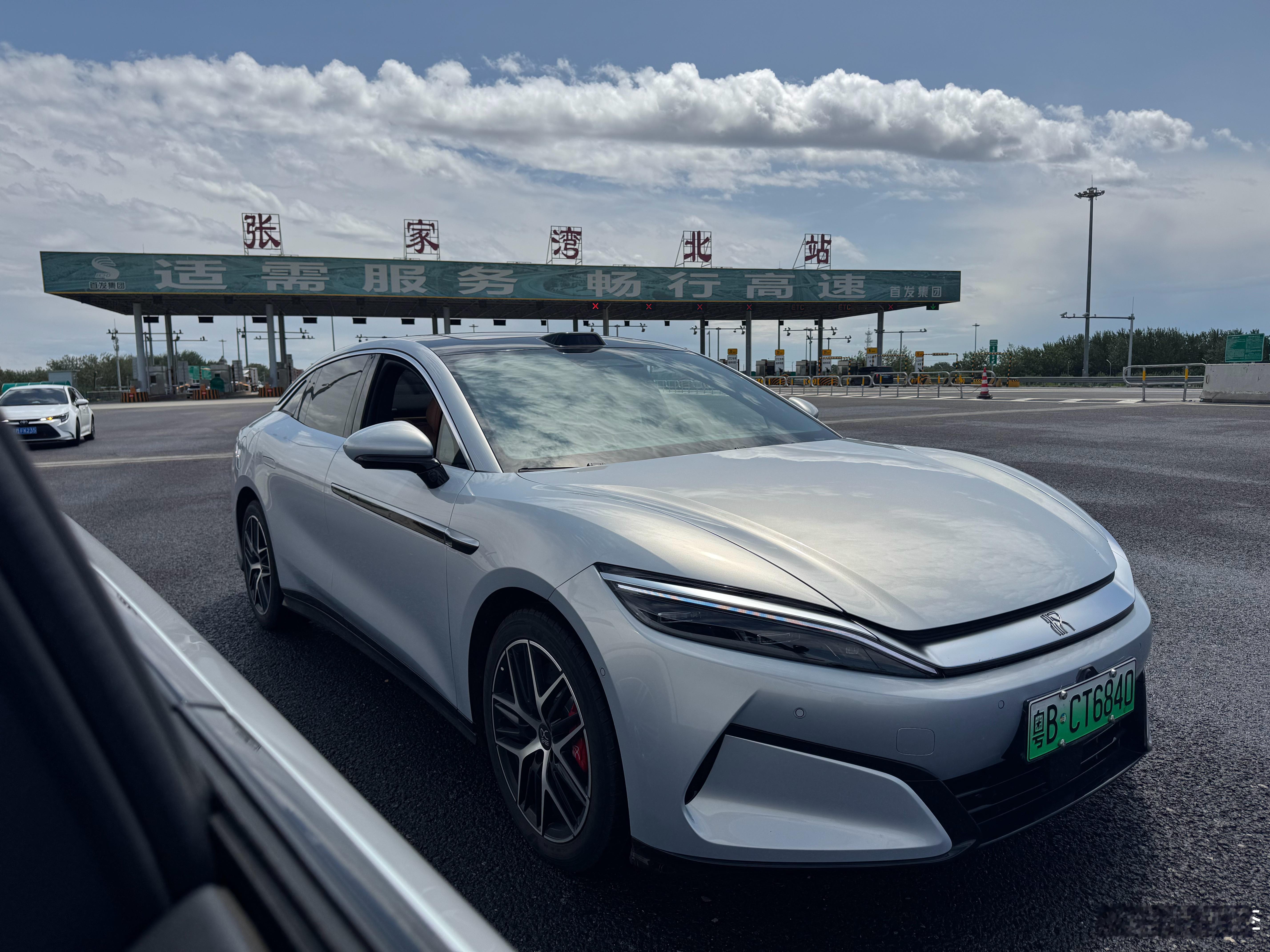 这应该是我开过的，后电机动力参数最狠的车了，前230kW，后边580kW，全车功