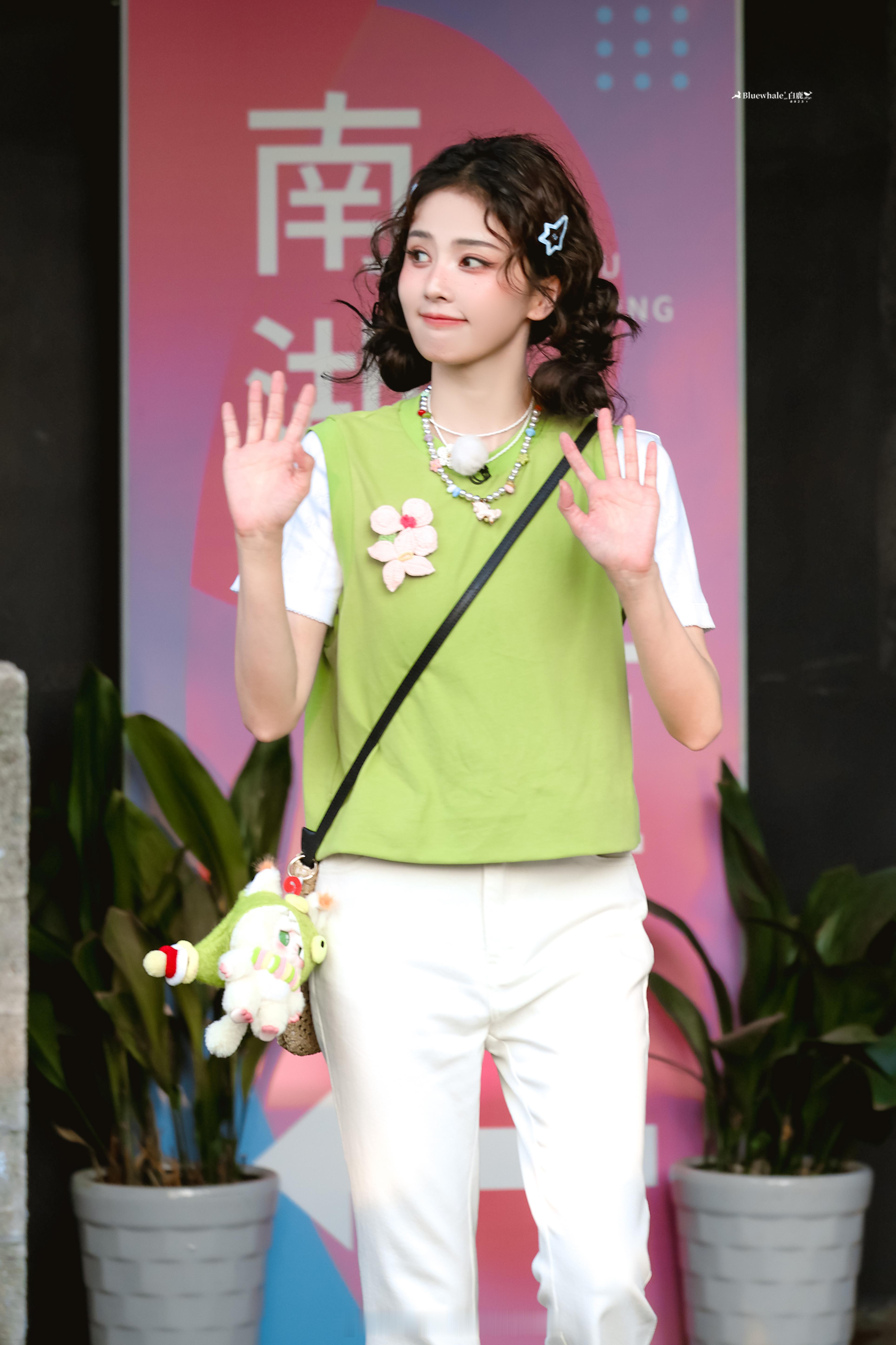 白鹿奔跑吧换装转场中，发型好乖今天这身太清爽可爱了是青苹果味甜妹呀白鹿白鹿