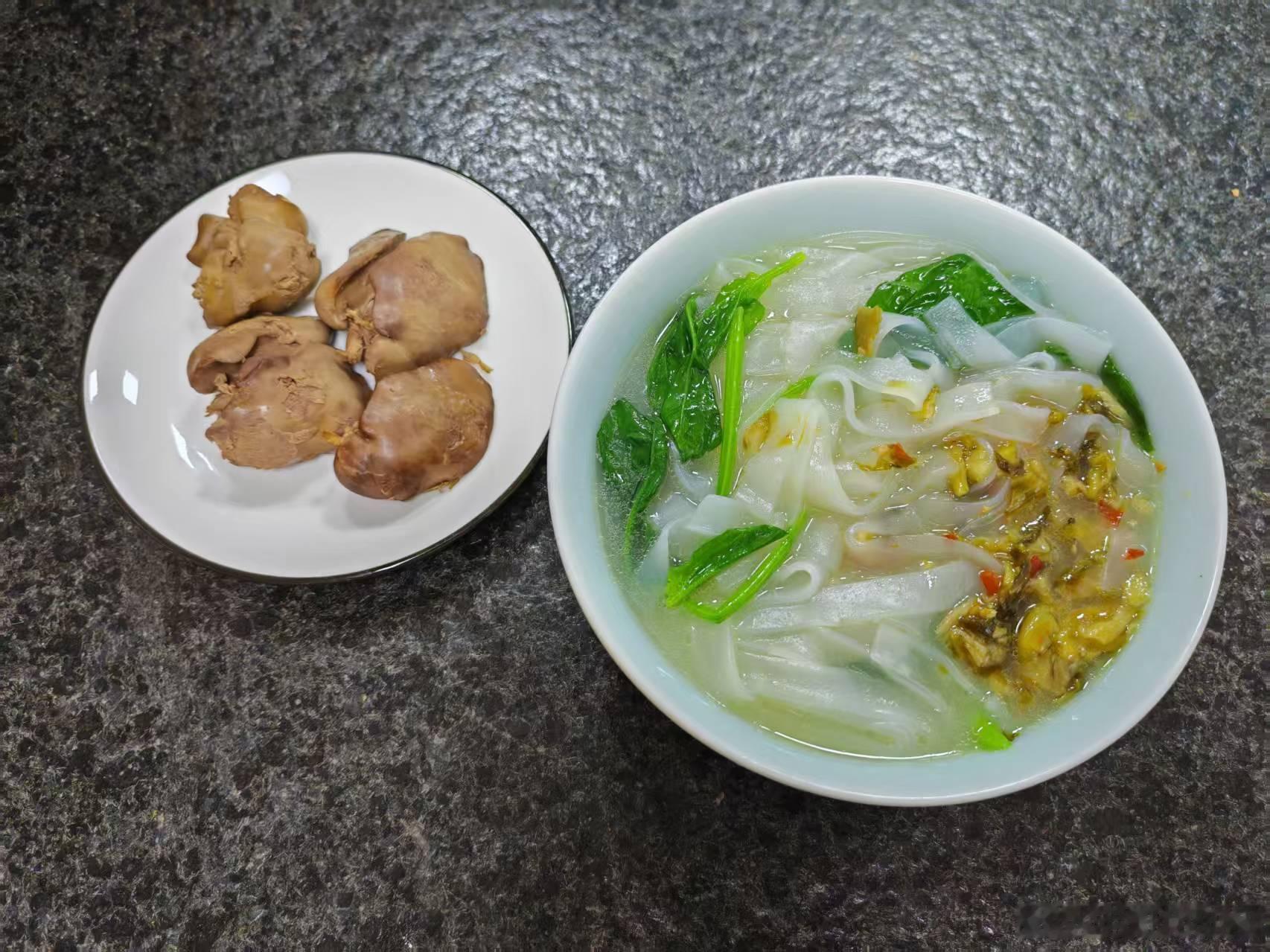 我从四川带了一大包熊猫黑茶给江哥当礼物。江哥走的急，只在冰箱里给我留了一碗临单剩