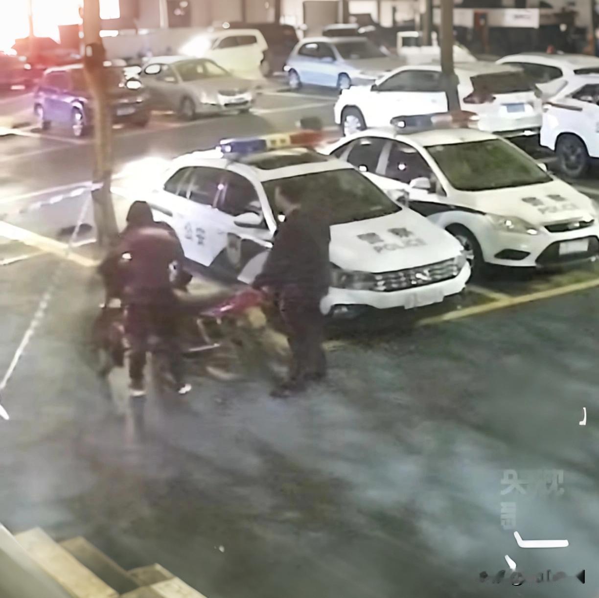 凌晨3点重庆街头，他推个摩托想“瞒天过海”，却遇上了下班没“掉线”的民警！

凌