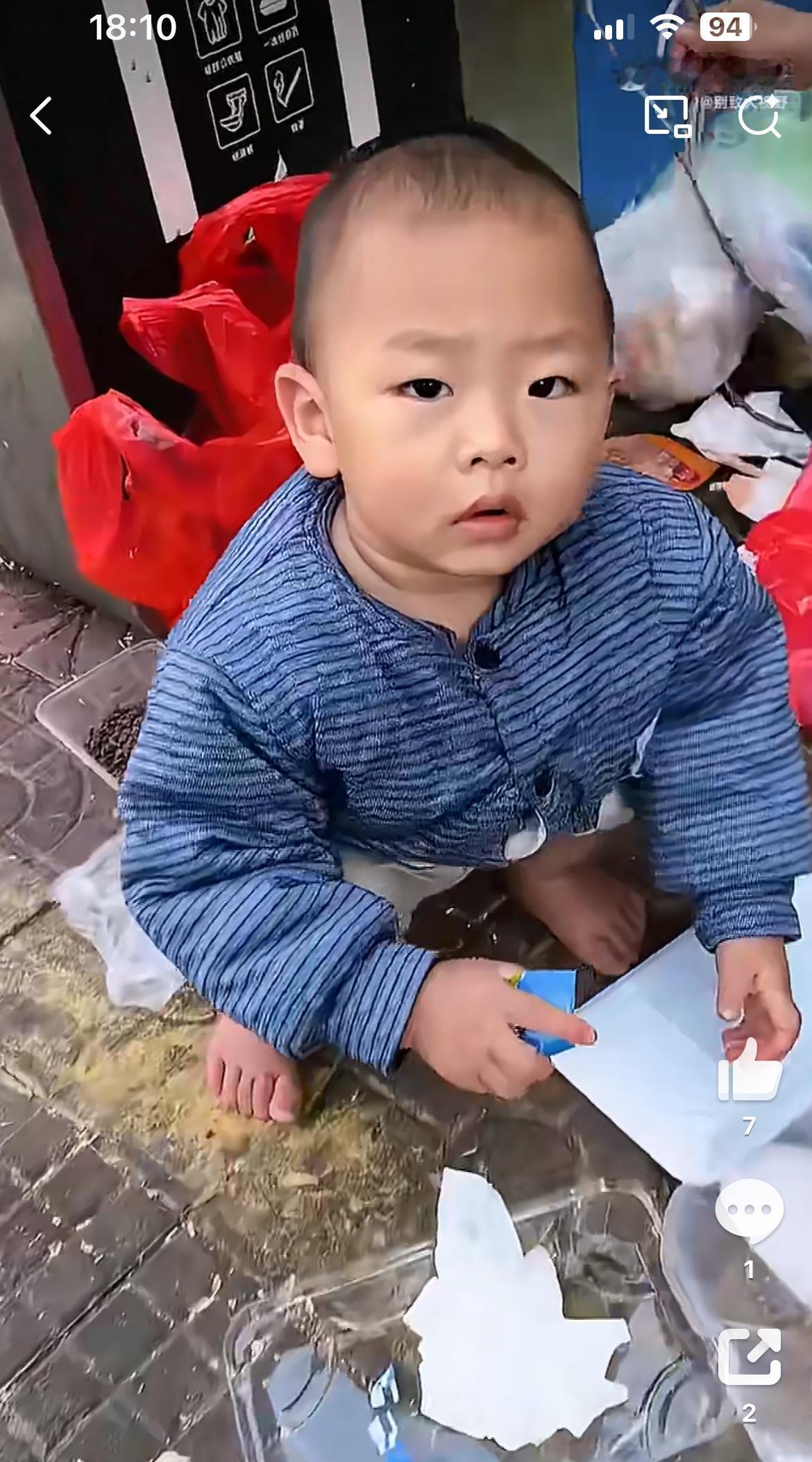 网友路边看到，妈妈带着2岁的孩子，大冬天光着脚，在垃圾桶捡东西，看着太令人心疼。