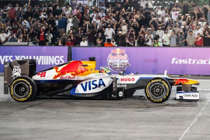 林德布拉德把F1赛车带回印度，他驾驶塞巴斯蒂安·维特尔2012年夺冠的冠军战车R