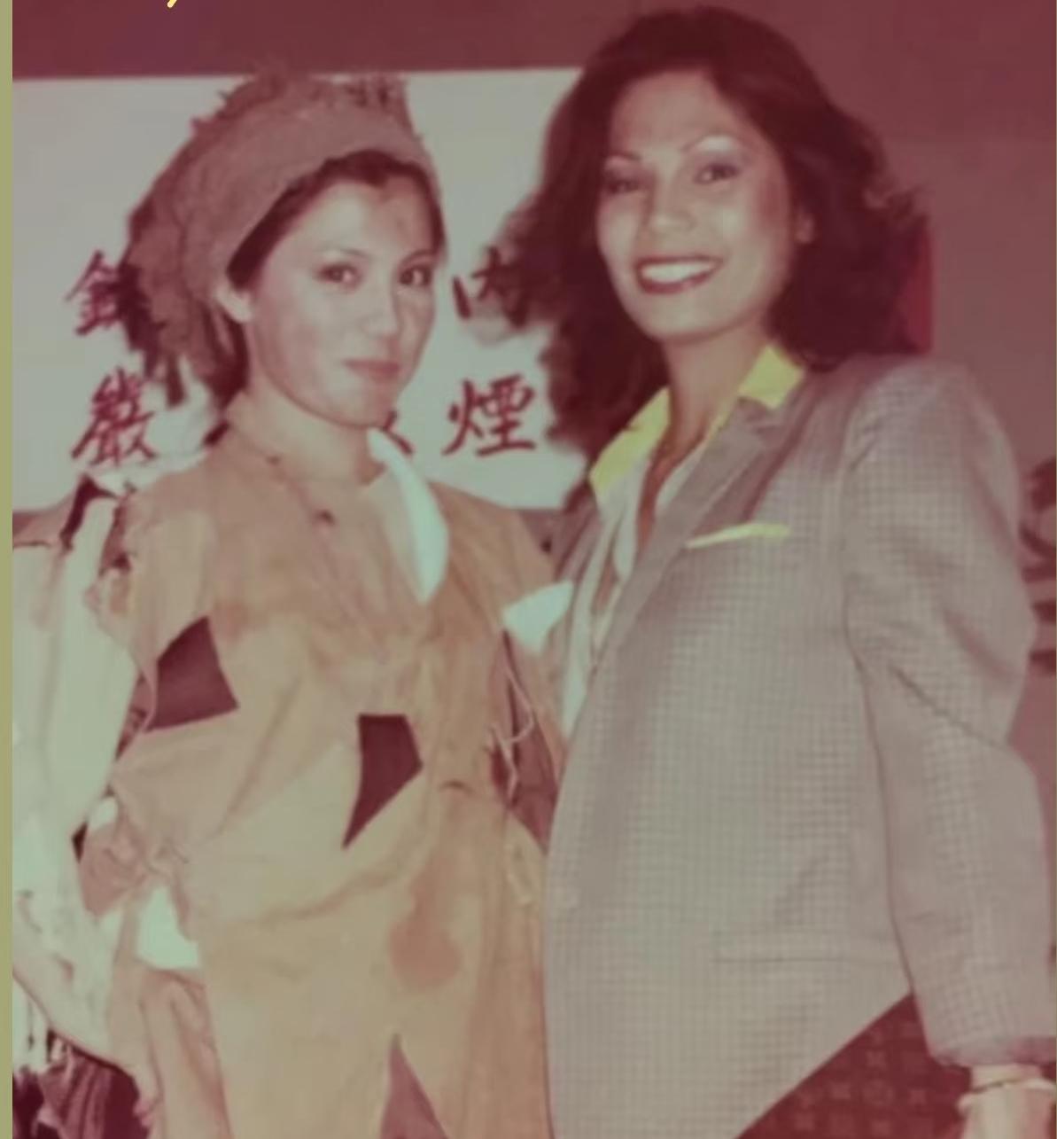 翁美玲拍戏，友人前来探班，一张罕见的留影，这张照片拍摄于1983年，地点是香港T