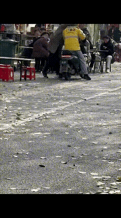 今遇小哥，但情况不明。