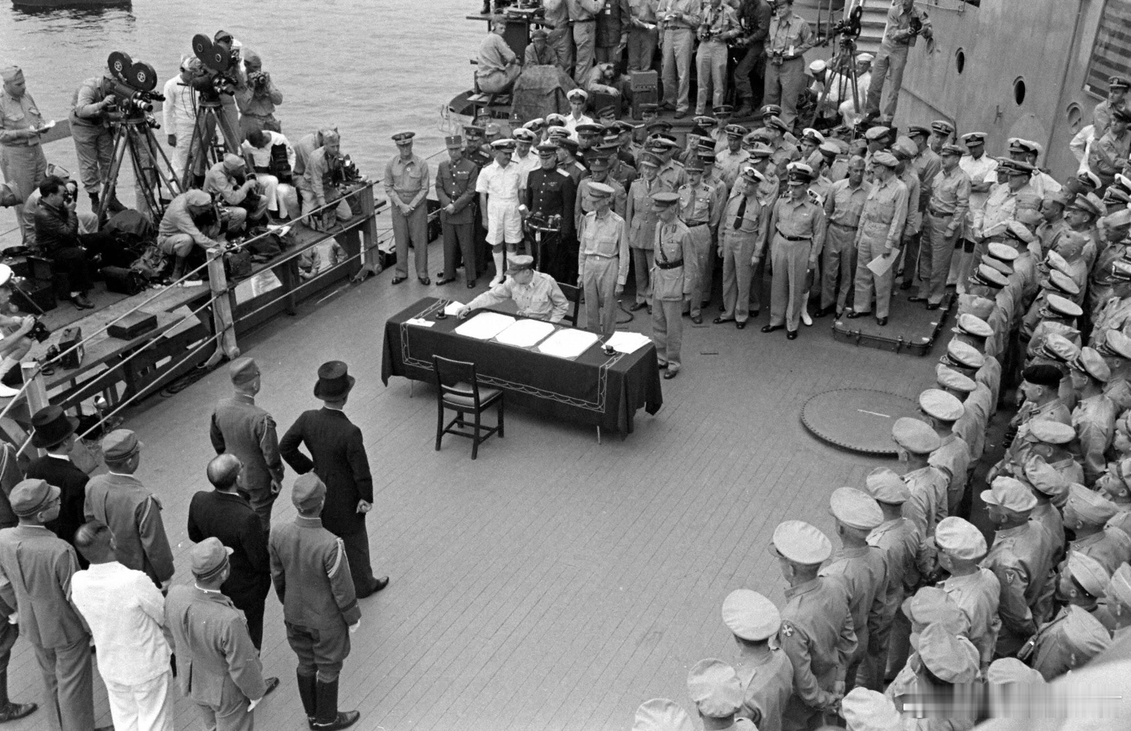 1945年9月2日，日本代表在东京湾“密苏里”号战舰签署投降书，日军128万人向