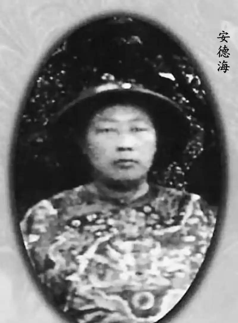 [微风]一天，12岁的同治帝，去给母亲慈禧请安。不料，他刚走进门，便被眼前一幕惊
