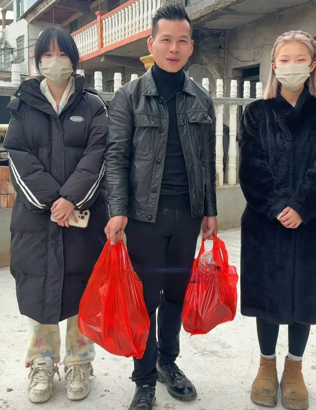 身家千万的赣农一哥，让女儿穿百元破鞋换猪肉，我扒了3天，才看懂他这步棋的狠。
别