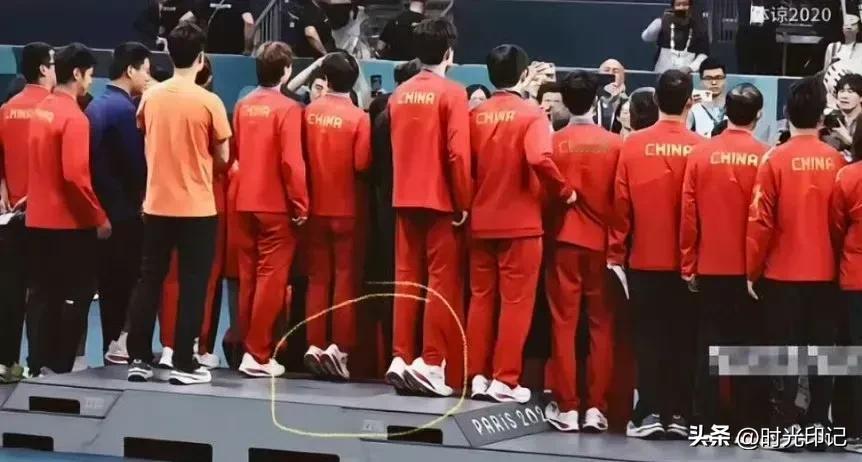 大头真的太逗了，巴奥赛后大合照不仅自己踮起脚尖还要求莎莎也踮起脚尖，这是怕看被看