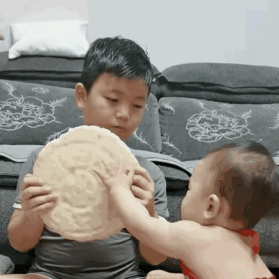 生娃一定要生两个，有两个不但不孤单，还不用操心不爱吃饭。
看下面视频两兄弟，抢来