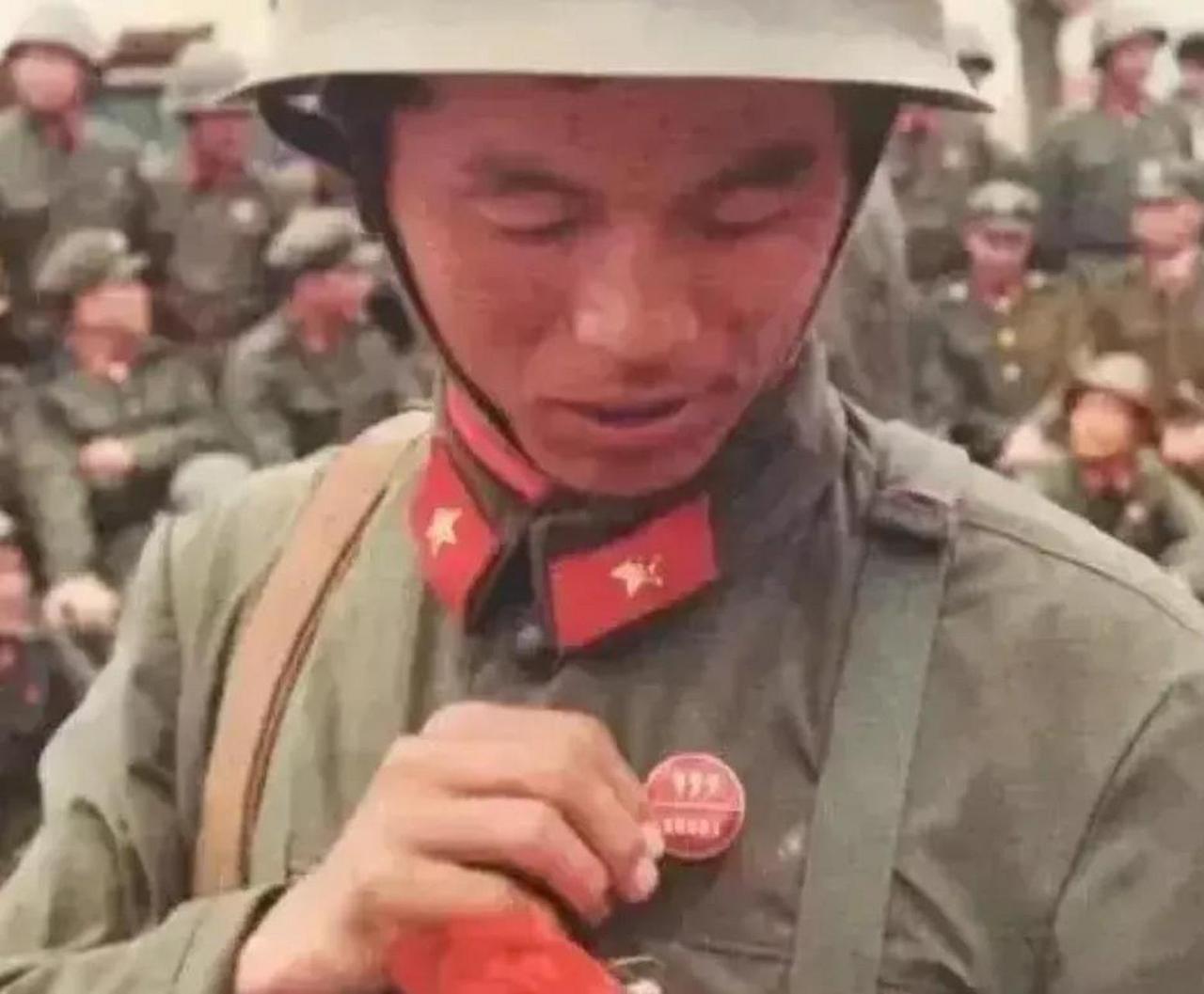 1986年，中越边境老山，一位战士要上211高地。临行前军长敬他茅台酒，师长把自