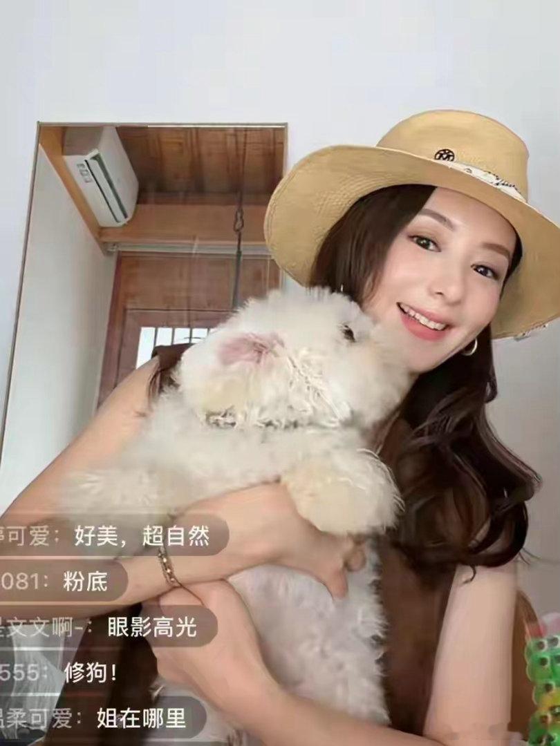 偶遇方媛回安徽老家拍宣传照，打扮时髦漂亮，网友大赞本人超美 