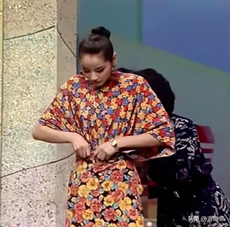 1991年，瞿颖首次登上春晚舞台。那时她身上所穿并非成品服装，而是三块布料。站在