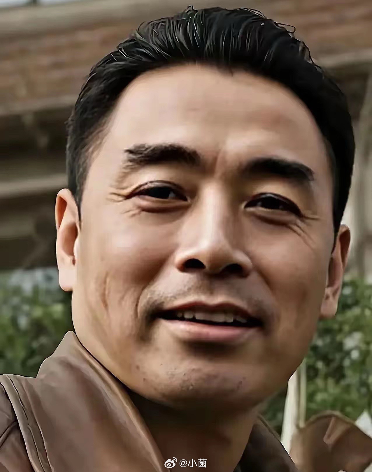 这是周总理抗战时期的照片，果然是有史以来最英俊、帅气的男人，从容坚毅、睿智儒雅、