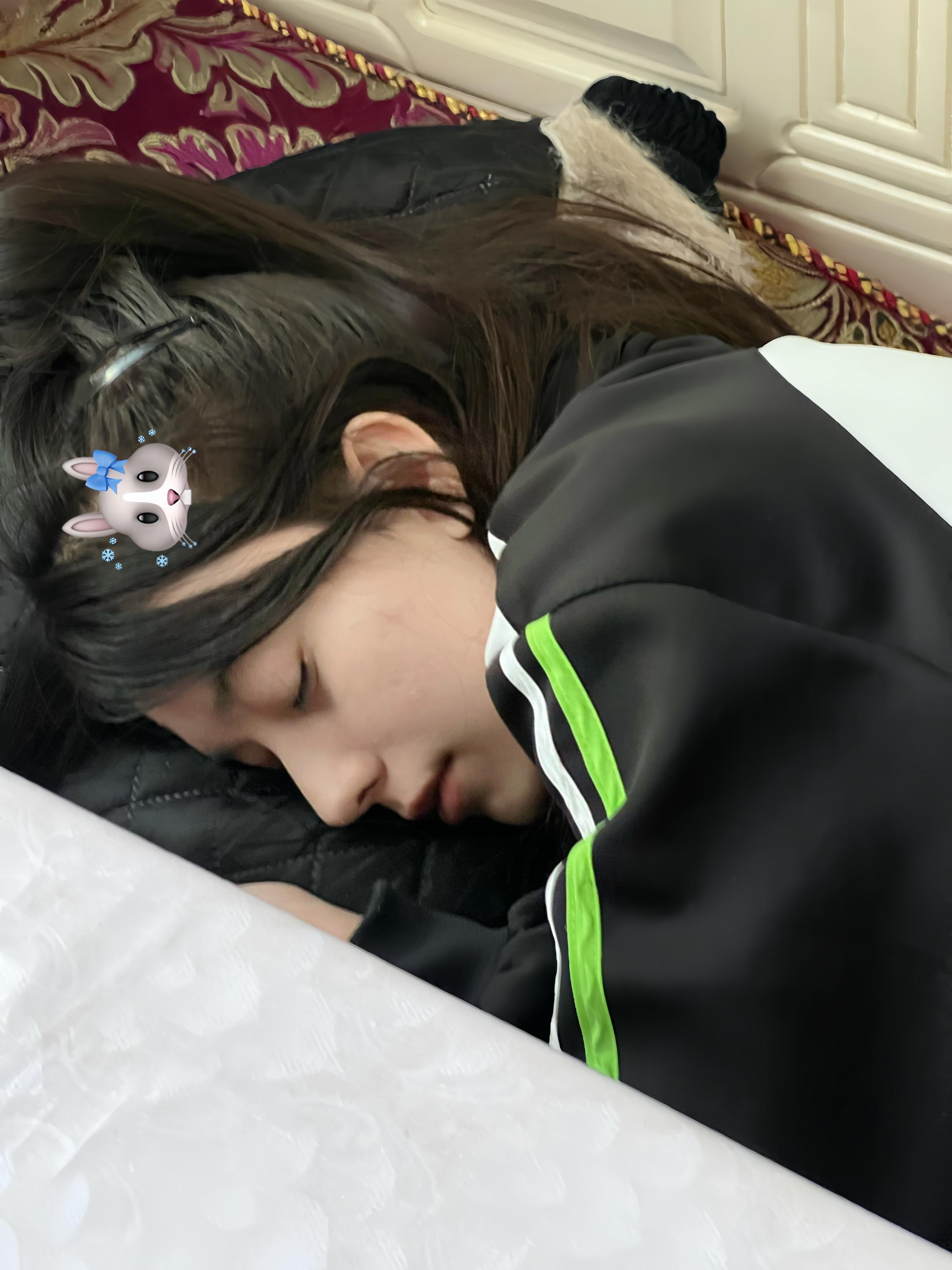 经常有人问我 迪丽热巴你是怎么做到这么可爱的 唉 我对此也很无奈 只能...