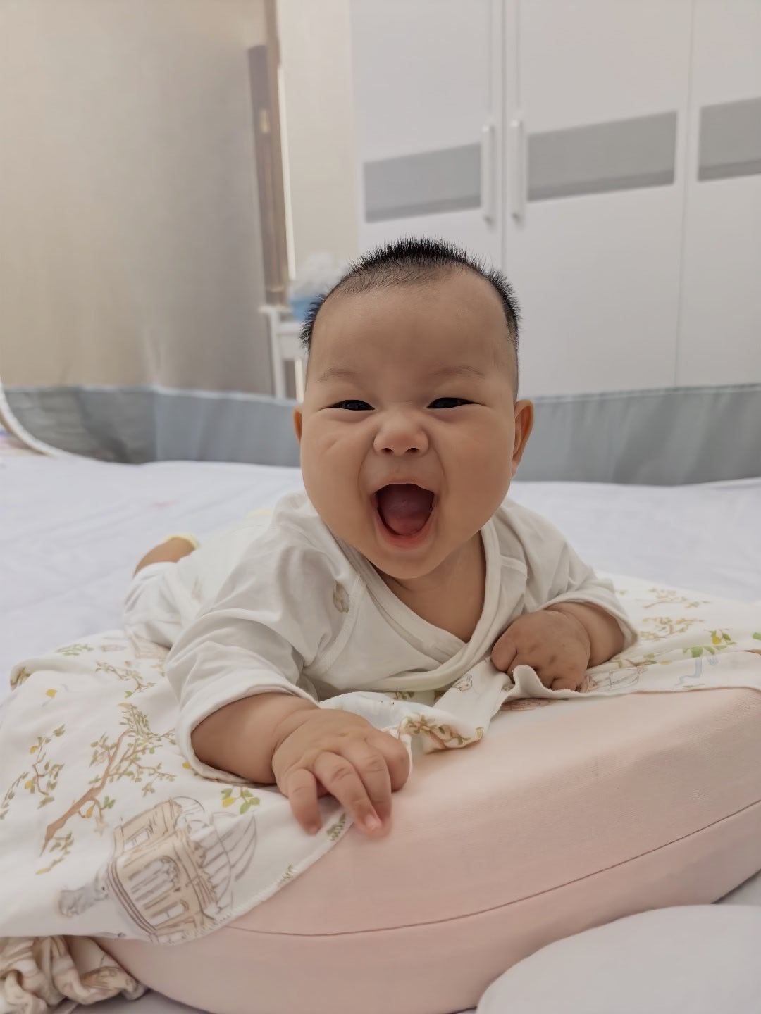 0.35岁的小小何一点困意都无我还等着睡着去逛超市呢
