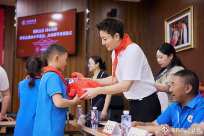 贾乃亮带着甜馨走进脑瘫患儿学校，多年持续为乡村孩子提供营养餐，亲身示范公益，用行