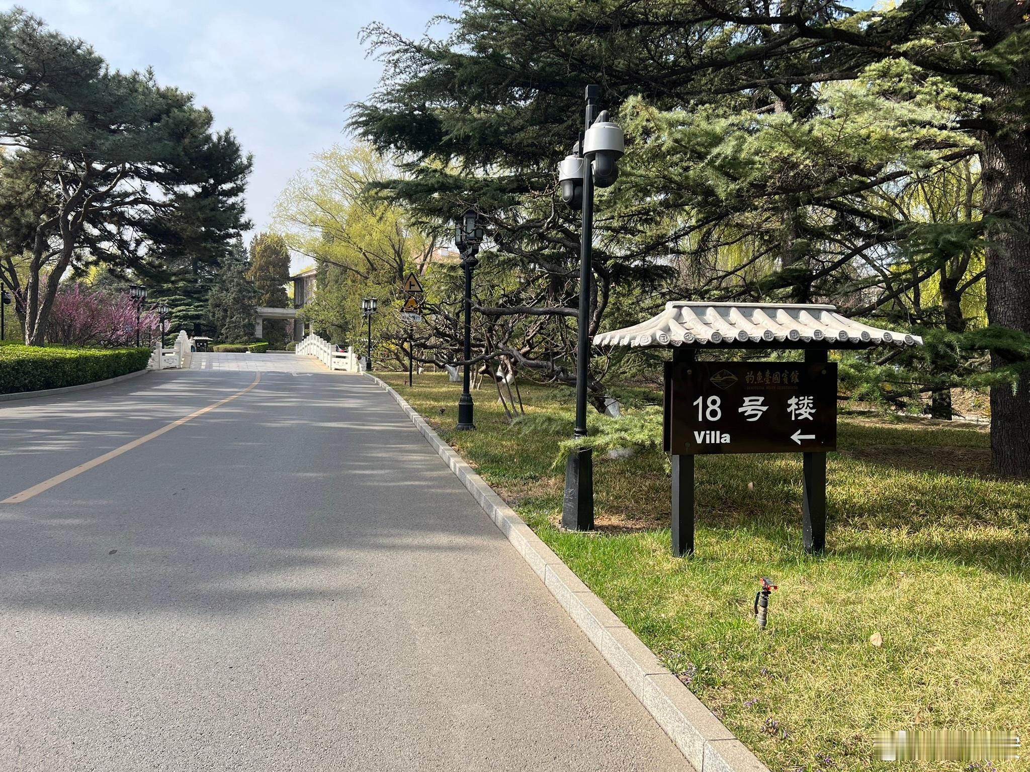 今年的情人节比春节还早，给了爱情更多拖延的理由。迟且定至，祝各位亲情人节快乐，也