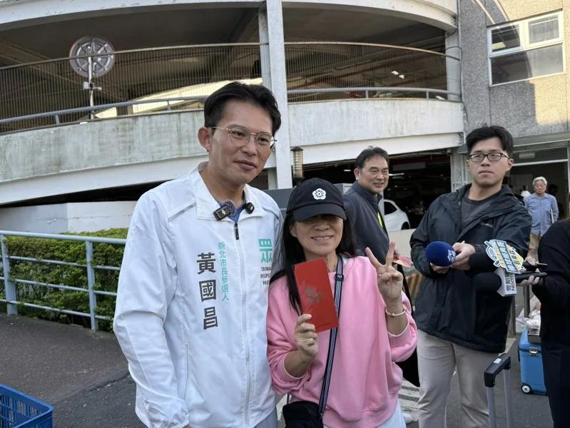 黄国昌林口市场拜年 有人热情支持也有人当众洗脸
台湾民众党新北市长参选人黄国昌今