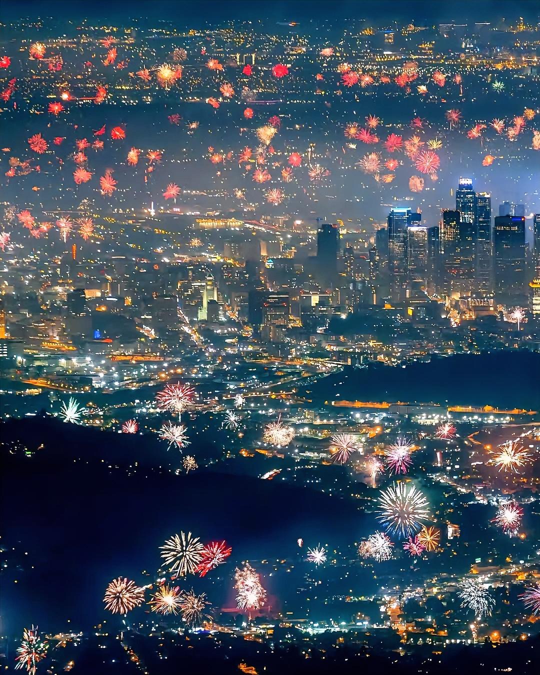 美国独立250周年纪念日这烟花放得太疯狂了！洛杉矶那烟花燃放的场景，简直让人惊掉