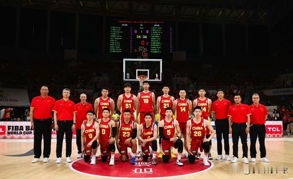 看了中国男篮的亚预赛，两次输给韩国，一次输给日本，都是被对手三分打穿了外线，而我