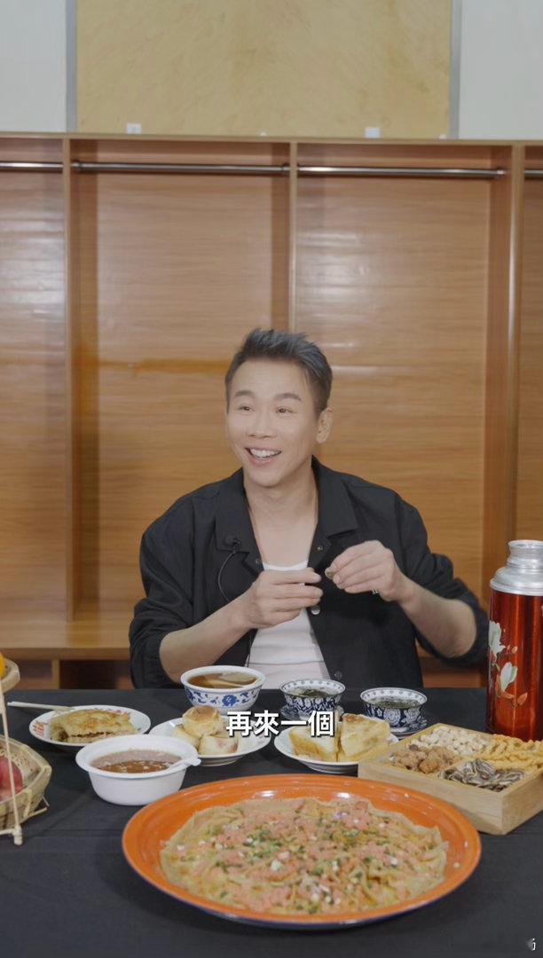 陶喆嗑瓜子略显生疏 在重庆摆起龙门阵了，盖碗茶也喝起来了，只是嗑瓜子有点略显生疏
