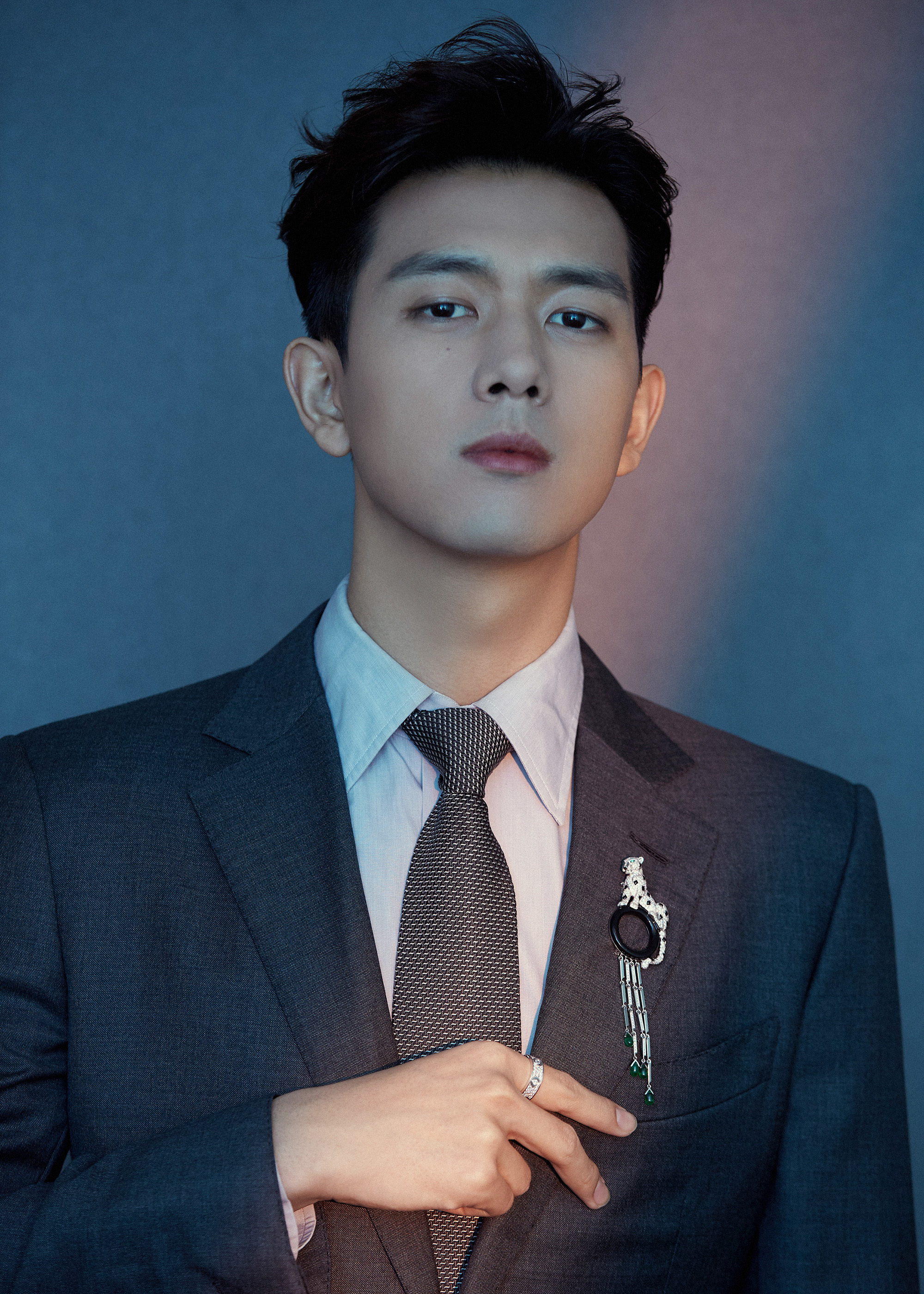 李现的ing 今天的猎豹胸针瞬间拉回到19年星光大赏，那晚场上的橙海，还有那句“