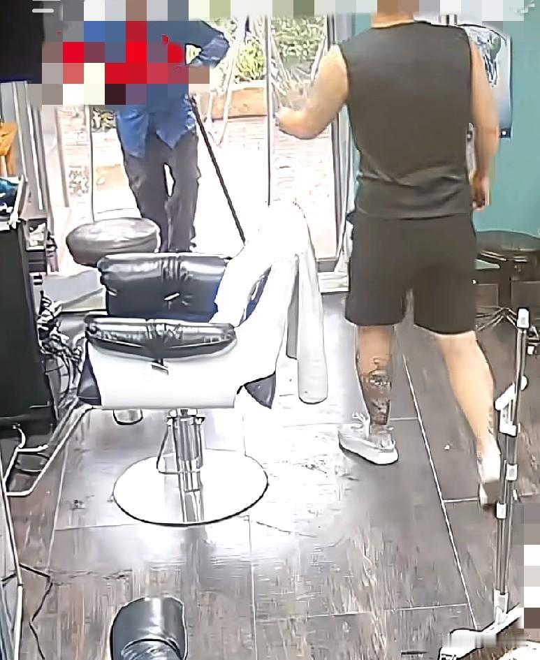 近日，黑龙江哈尔滨，一老人拄着拐杖进理发店借用卫生间，店员小伙毫不犹豫地答应并上