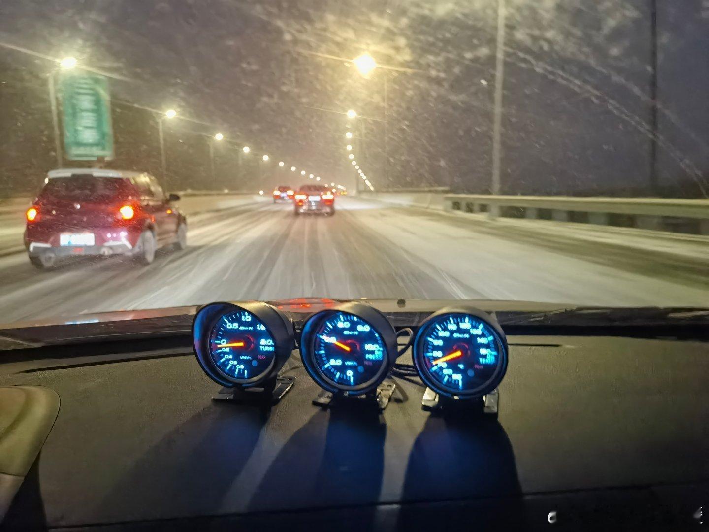 北京下雪了！！雪还不小，大家路上开车一定小心，路滑，慢点！后驱车遇见上坡就绕一下