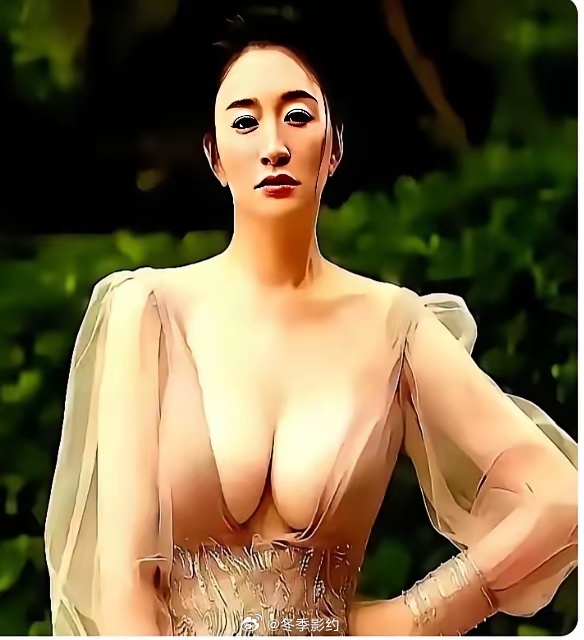 比起周冬雨的故意用手掩住胸部，我更佩服，更喜欢李小冉的坦白！喜欢什么，就明明白白