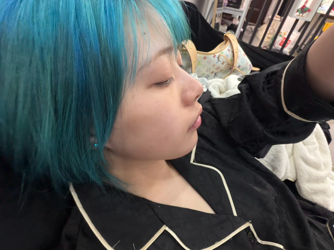 胖了之后下颚线就非常不清晰了感觉自己这个角度好像小男孩 