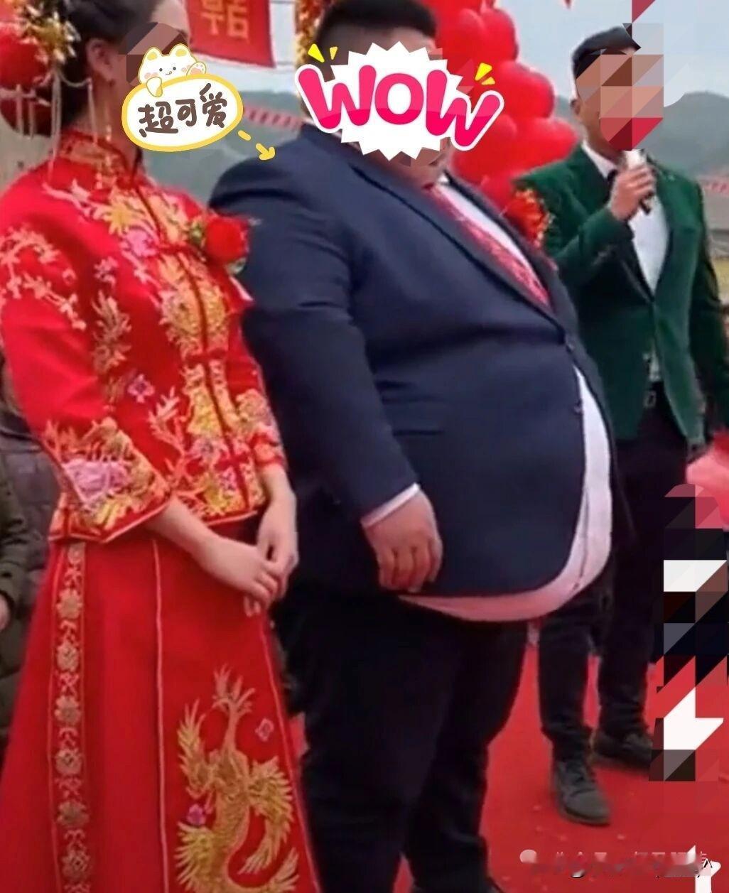 刷到这张结婚现场图片，任谁都得多看几眼，博主还特意打了码挡住了娇小可爱的新娘的脸