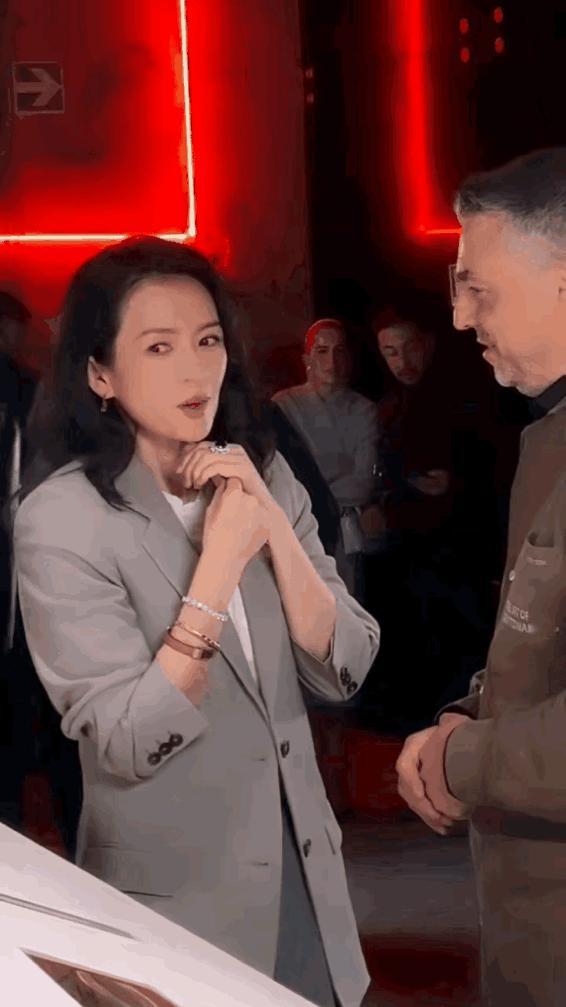章子怡在重大场合都是满脸笑容，
特别谦虚的样子。
她懂得人外有人 、天外有天。
