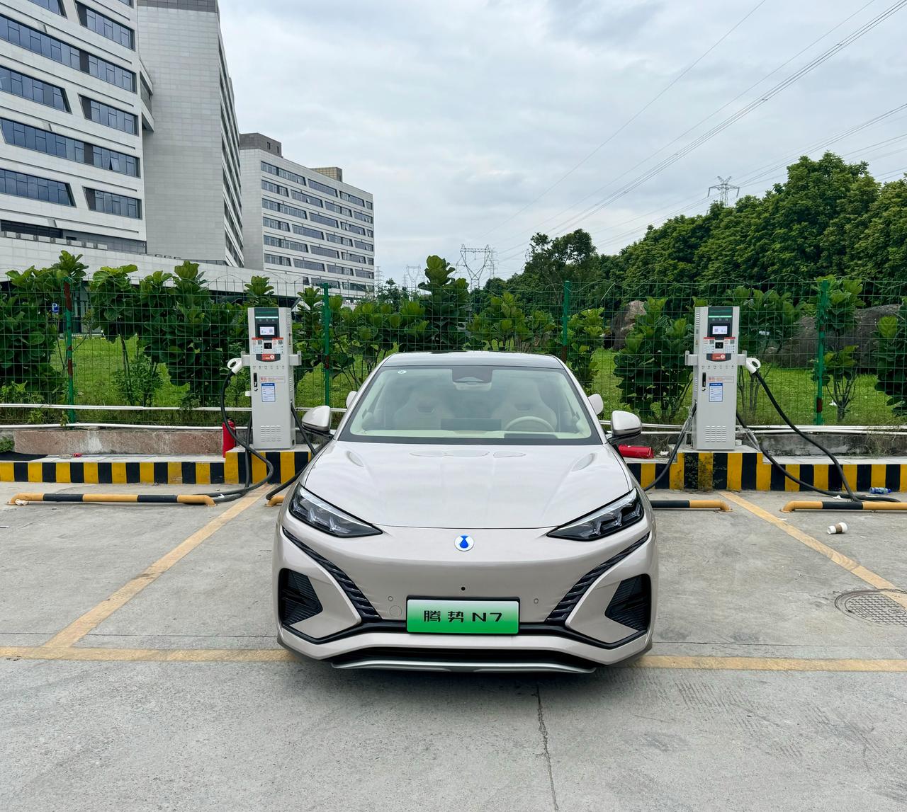 #腾势N7双枪充电实测#
360kW充电桩(双枪单路180kW）
双桩双枪功率：