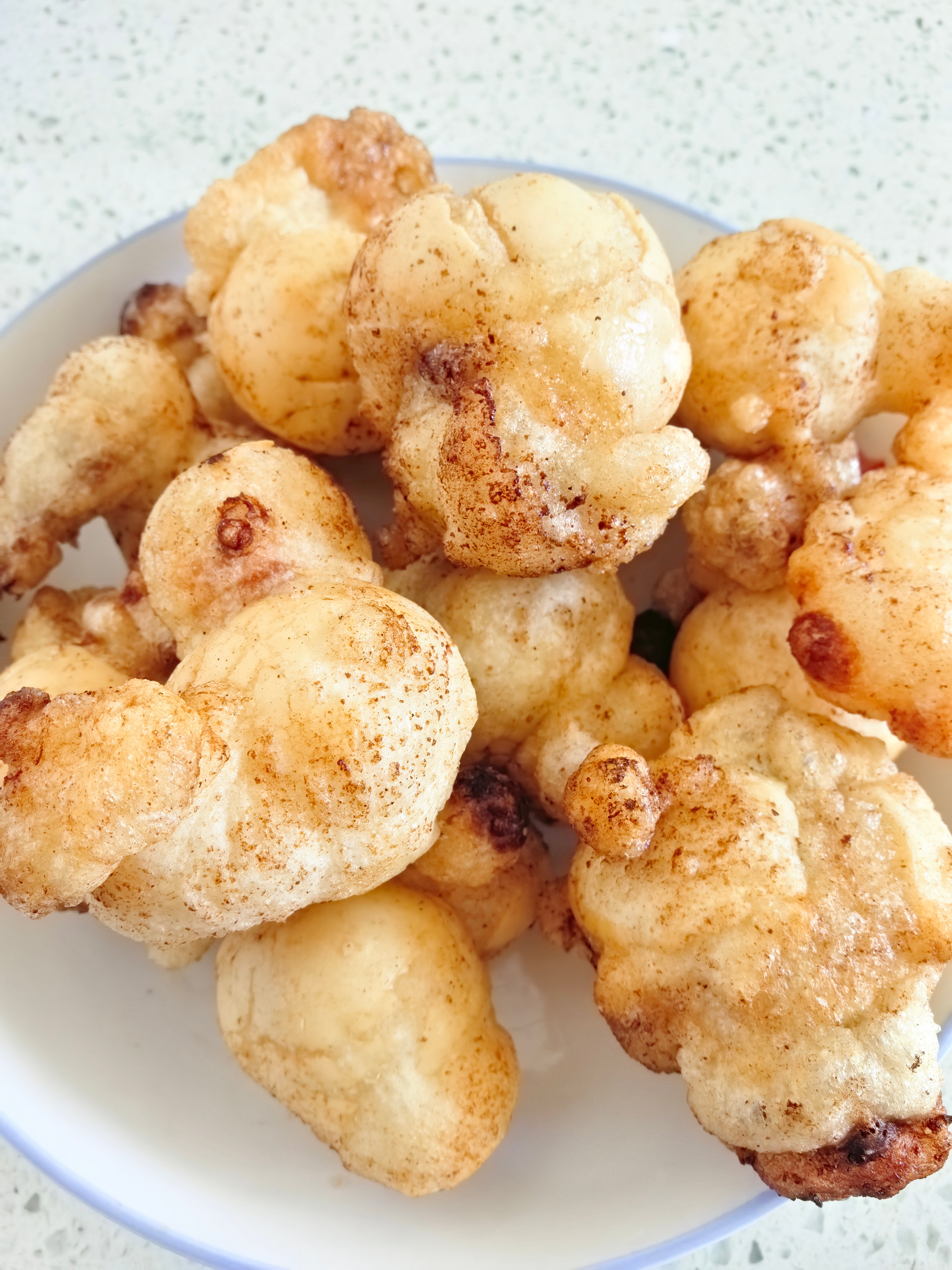 看到这一盘炸汤圆就想笑各种奇特形状，真是抱着忐忑的心去炸它，还好没有爆的很疯狂~