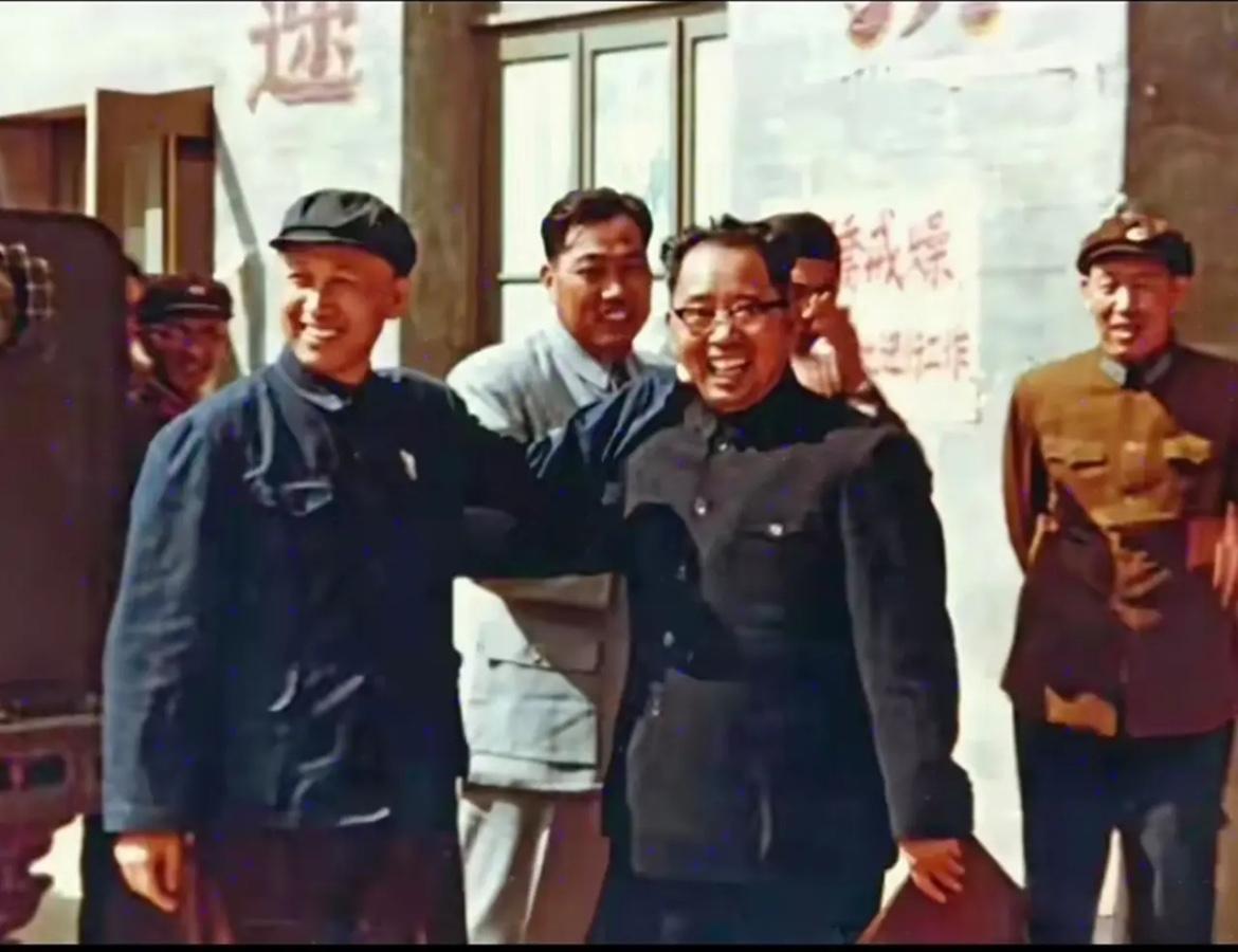 1962年，刘亚楼上将与钱学森会面时的珍贵一幕，见到这位科研巨擘，刘亚楼的内心放