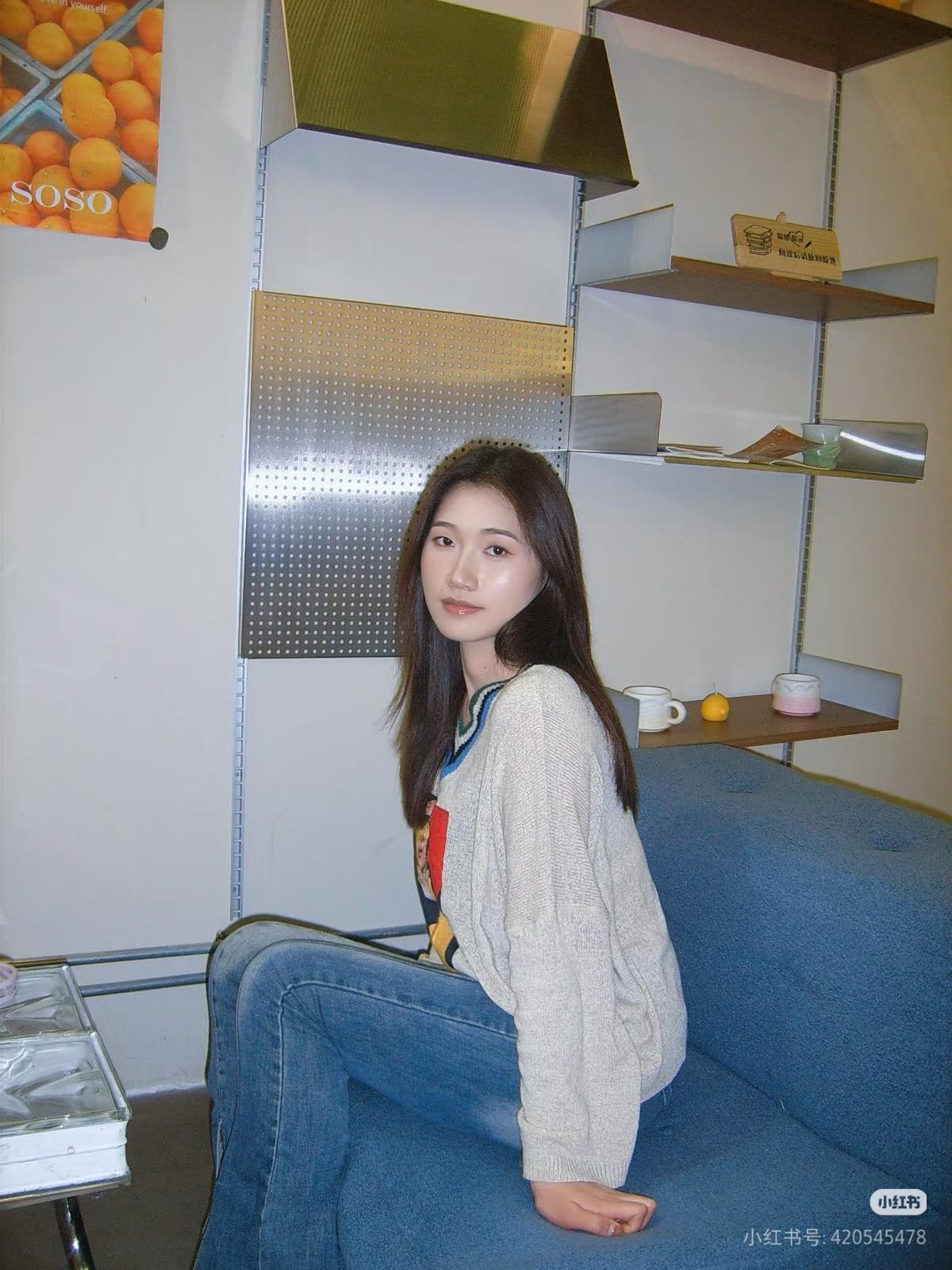 倚栏思美人，静看花落时。