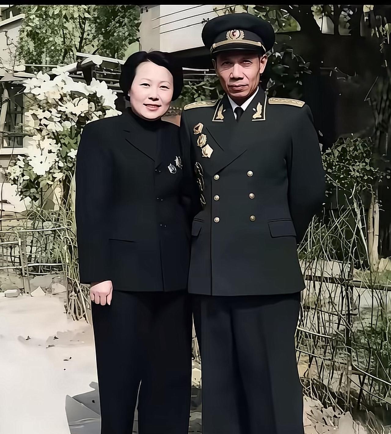 开国中将吴信泉夫人俞惠如有多美？这张照片拍摄于1955年，她31岁，神态端庄，气