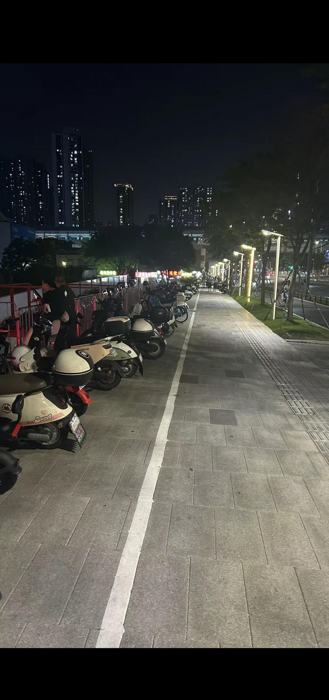 光明大街B出口停车被拖走了
无语了，车停路边被拖走了。无牌，唉。取不回来了，没有