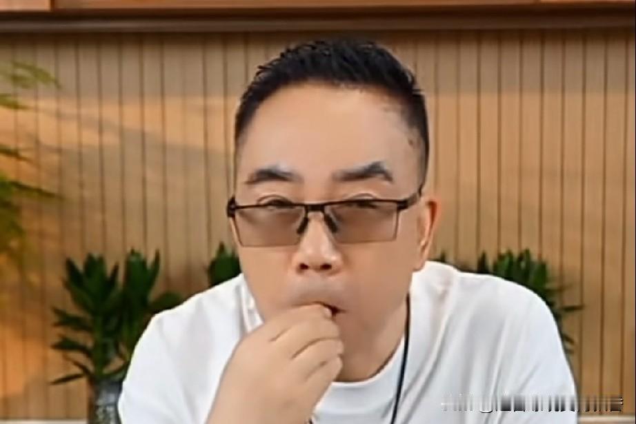 杨仪的直播间有人说:“跟嘚纲道个歉，”杨仪答应的挺爽快，他边磕着瓜子边说:“行，