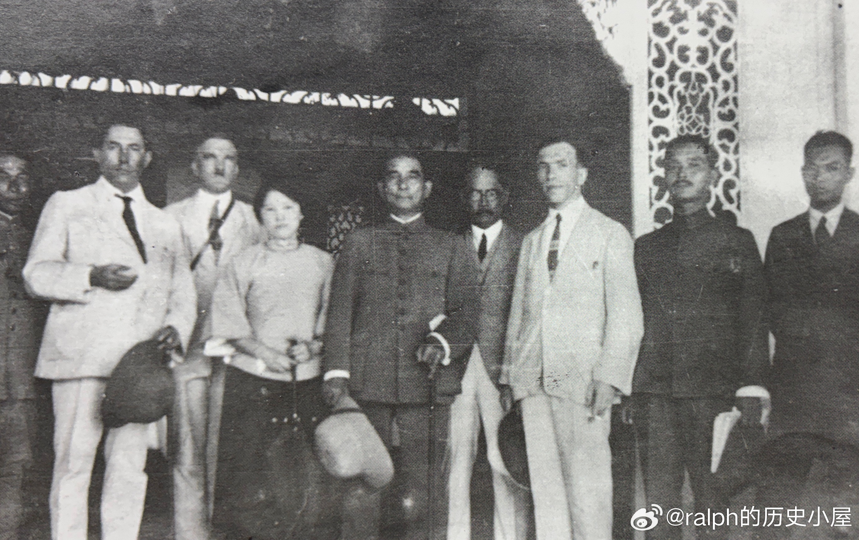 1923年10月21日孙中山、宋庆龄与苏联代表在虎门威远炮台内会客厅前合影历史影