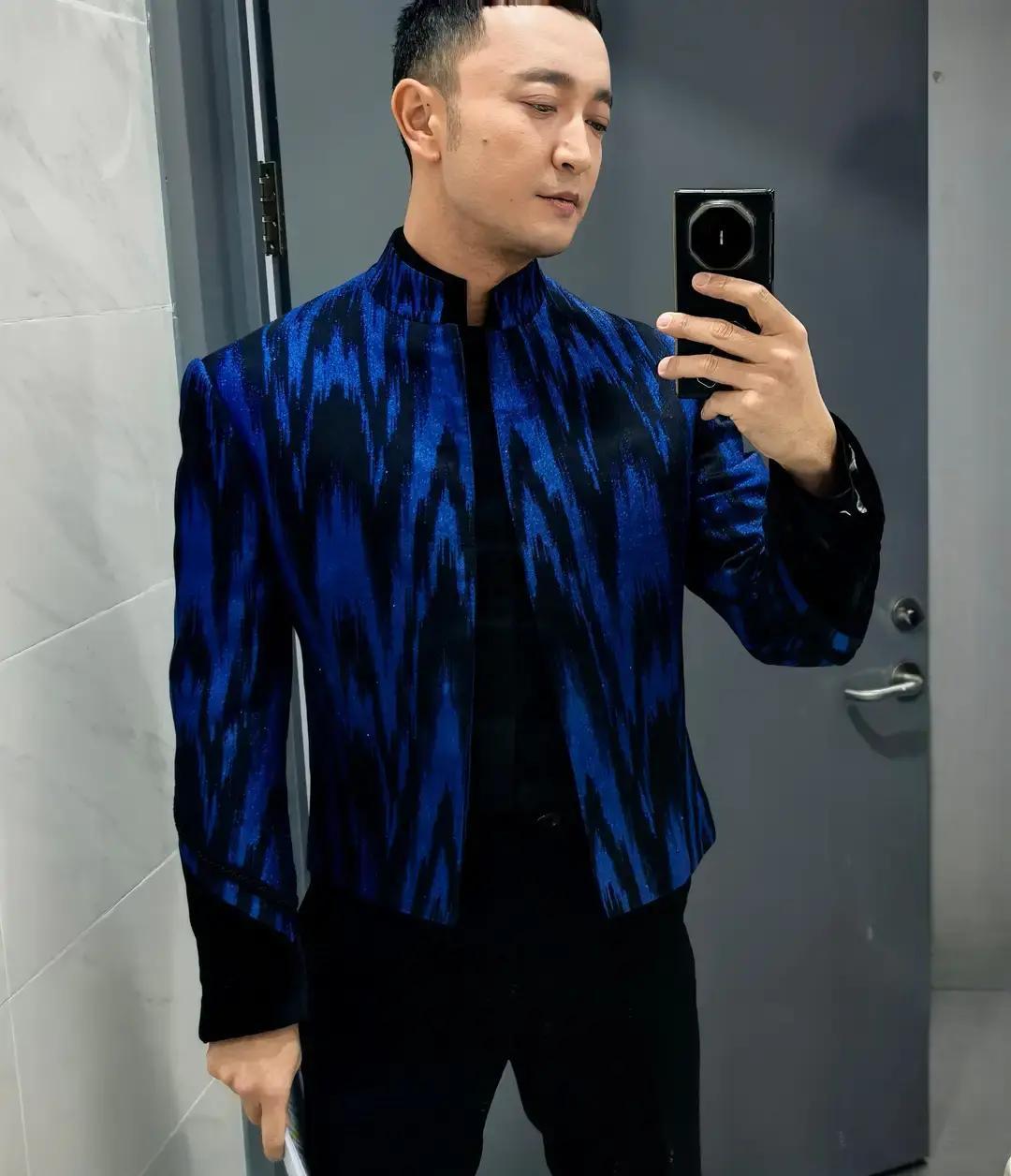 尼格买提的“人设崩塌”，根本不是从春晚开始的。
真正的引线，埋在微博之夜那身中山