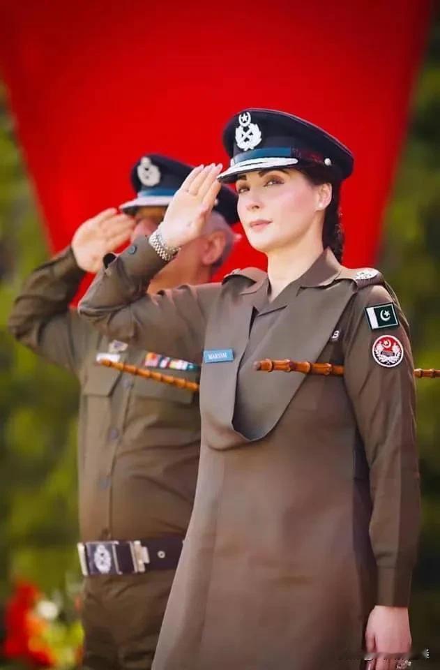 巴基斯坦首位女首席部长马里亚姆·纳瓦兹，着警察制服出席女子警校毕业典礼，制服装P