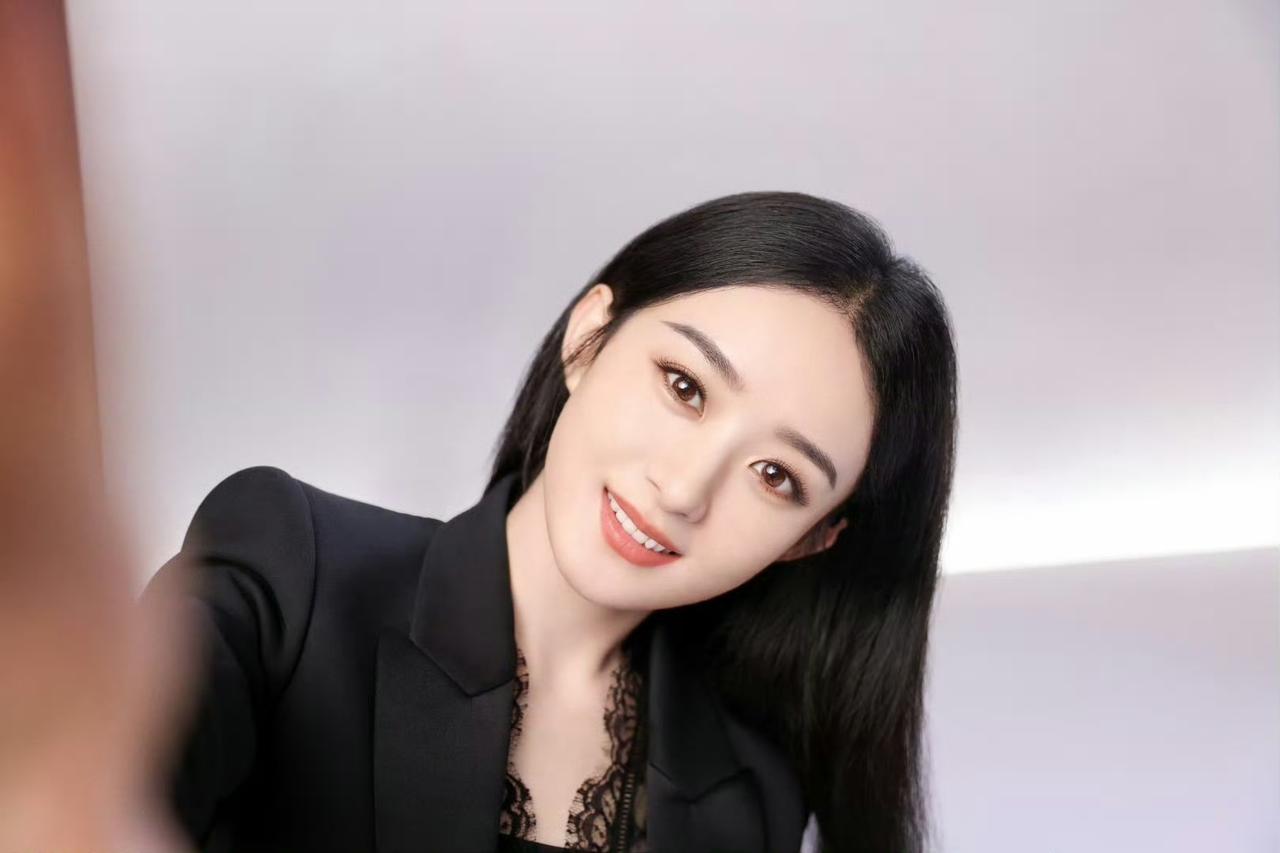 太阳把光遗落在云间，
而你带着独属于自己的温柔，
悄悄照亮了我所有黯淡的黑夜。