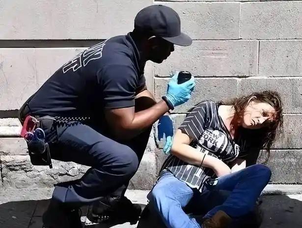 什么是芬太尼？为何美国如此惧怕？



芬太尼是一种人工合成阿片类药物，镇痛效力