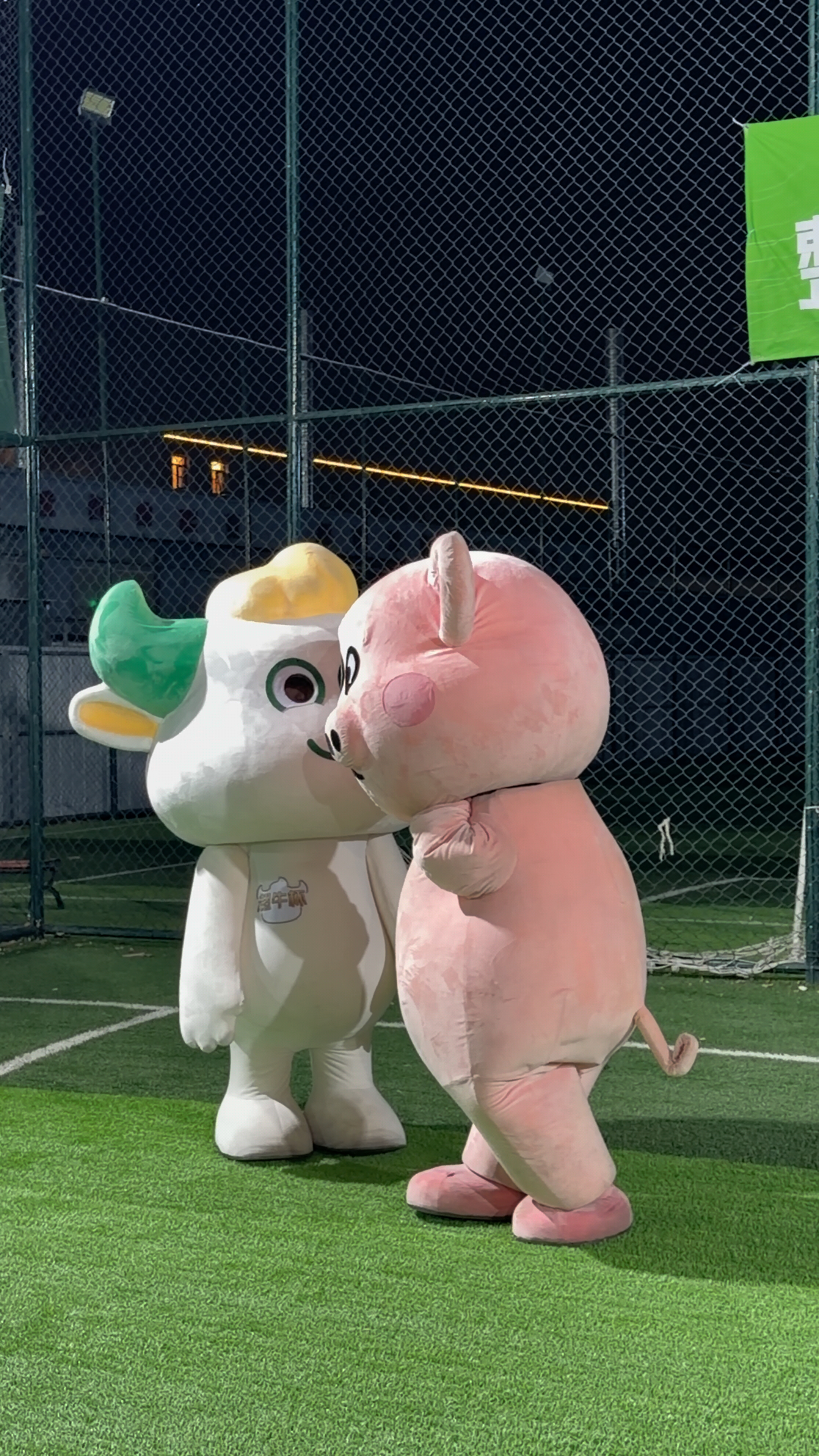北京这场是足球赛还是整活大会北京球场趣味感直接拉满，全程不拼实力主打欢乐，各种搞
